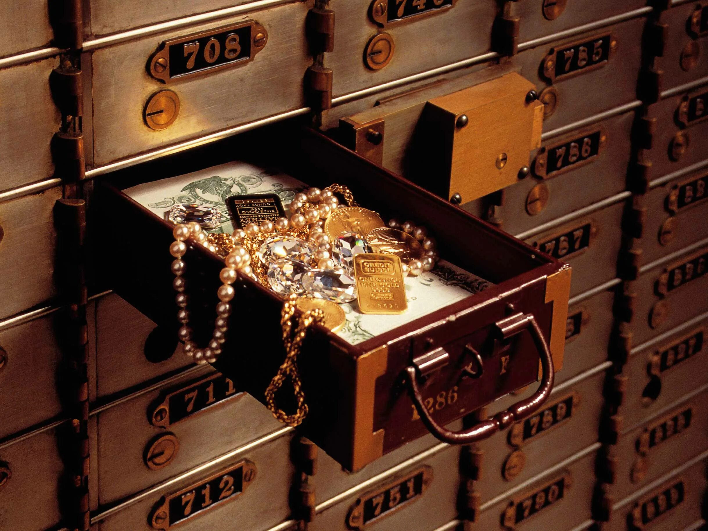 Где есть деньги. Сейф с деньгами и золотом. Банковская ячейка. Ломбард золото. Банковские ячейки для хранения.