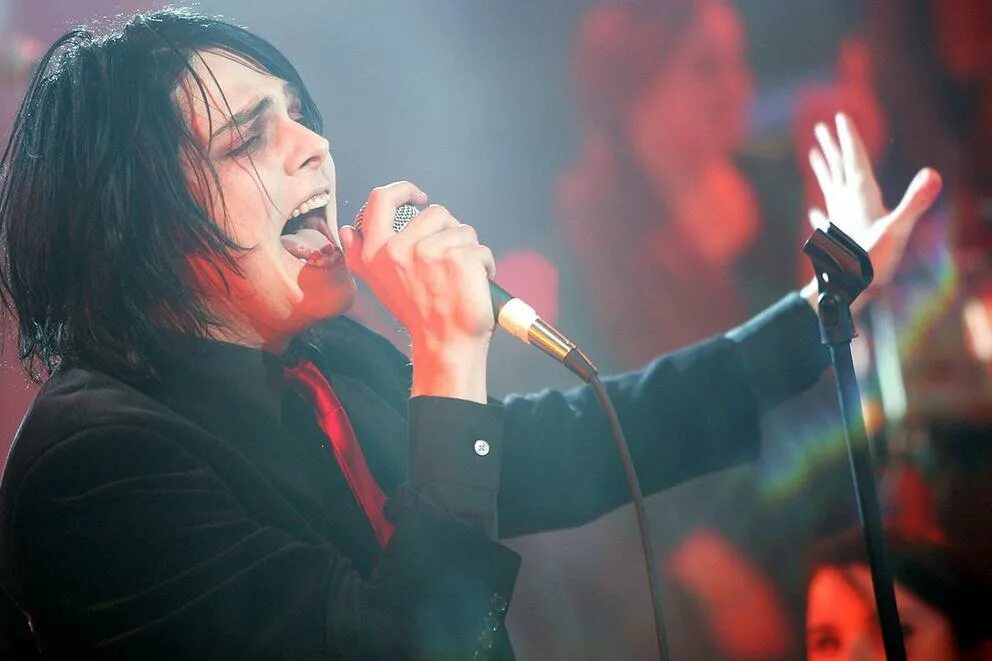 My chemical romance live. Группа my Chemical Romance. My Chemical Romance солист. Май Кемикал романс Джерард.