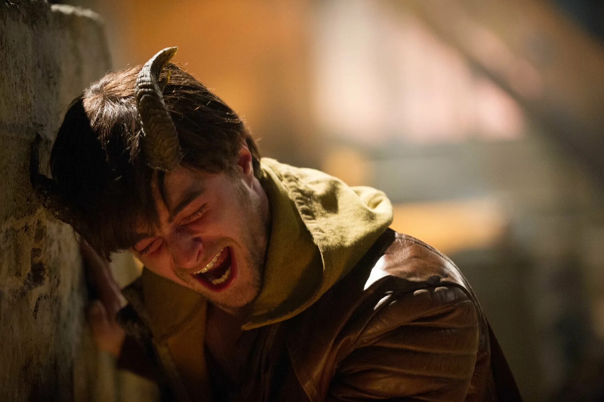 Оленьи рога в руке. Ветвистые рога. Рога возвращение. Daniel radcliffe horns. Рога возвращение.