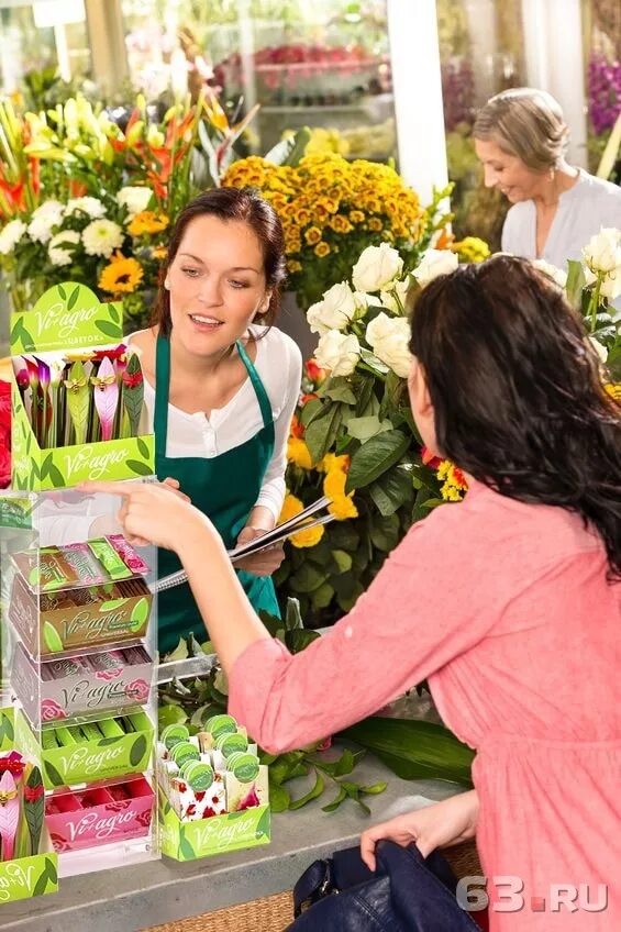 Цветочный магазин подари. Цветы магазинные. Цветочный магазин. Покупатели в цветочном магазине. Покупатель в магазине цветов.