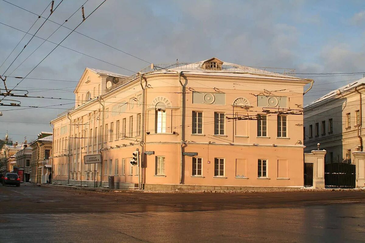 Улица солянка 12с1. Городская усадьба кожиных в москве. Главный дом москвы. Усадьба матвеевых в волховском переулке. Усадьба боткиных на земляном валу.