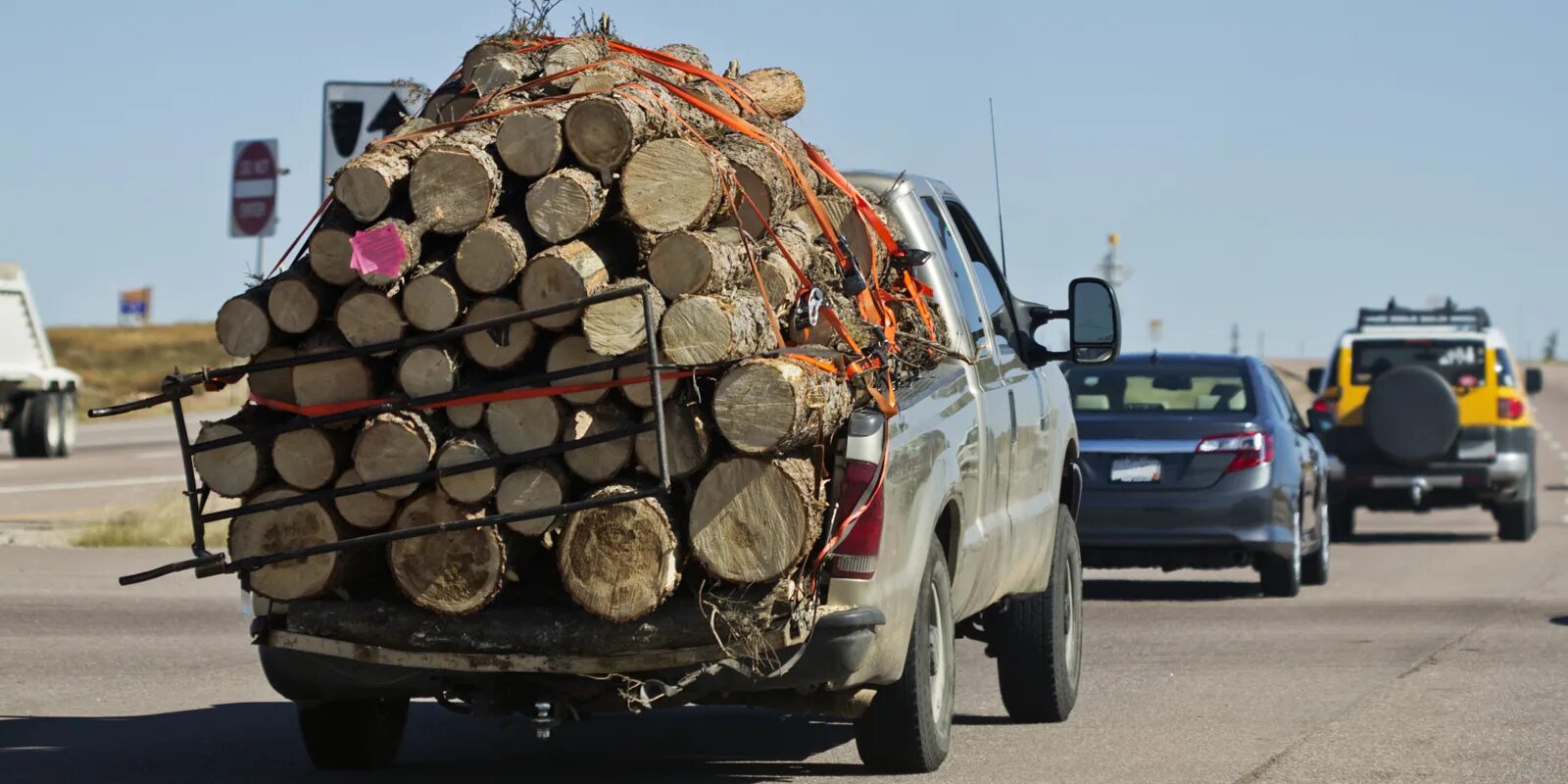Тяжело груженные. Перегруженная машина. Перегруженная фура. Перегруз автомобиля. Перегруженная грузовая машина.