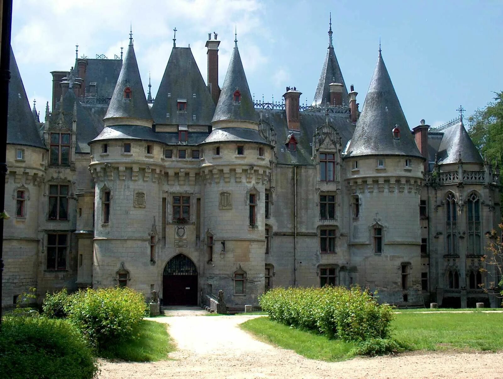 Средневековый замок во франции. Де Монтелу Франция замок. Замок Chateau de Corbere во Франции. Шато де Пьерфон Франция. Замки дворцы королевы Келиз.