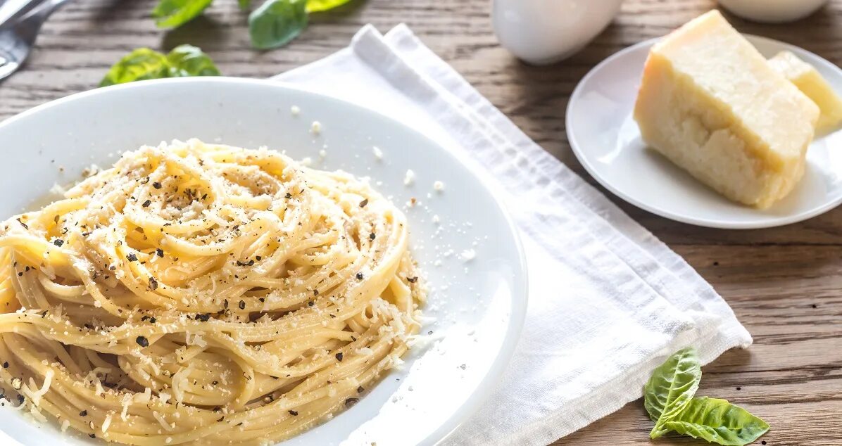 Cacio e pepe. Букатини Качо э Пепе. Спагетти Качо э Пепе. Спагетти Качо э Пепе с пекорино. Римская паста.