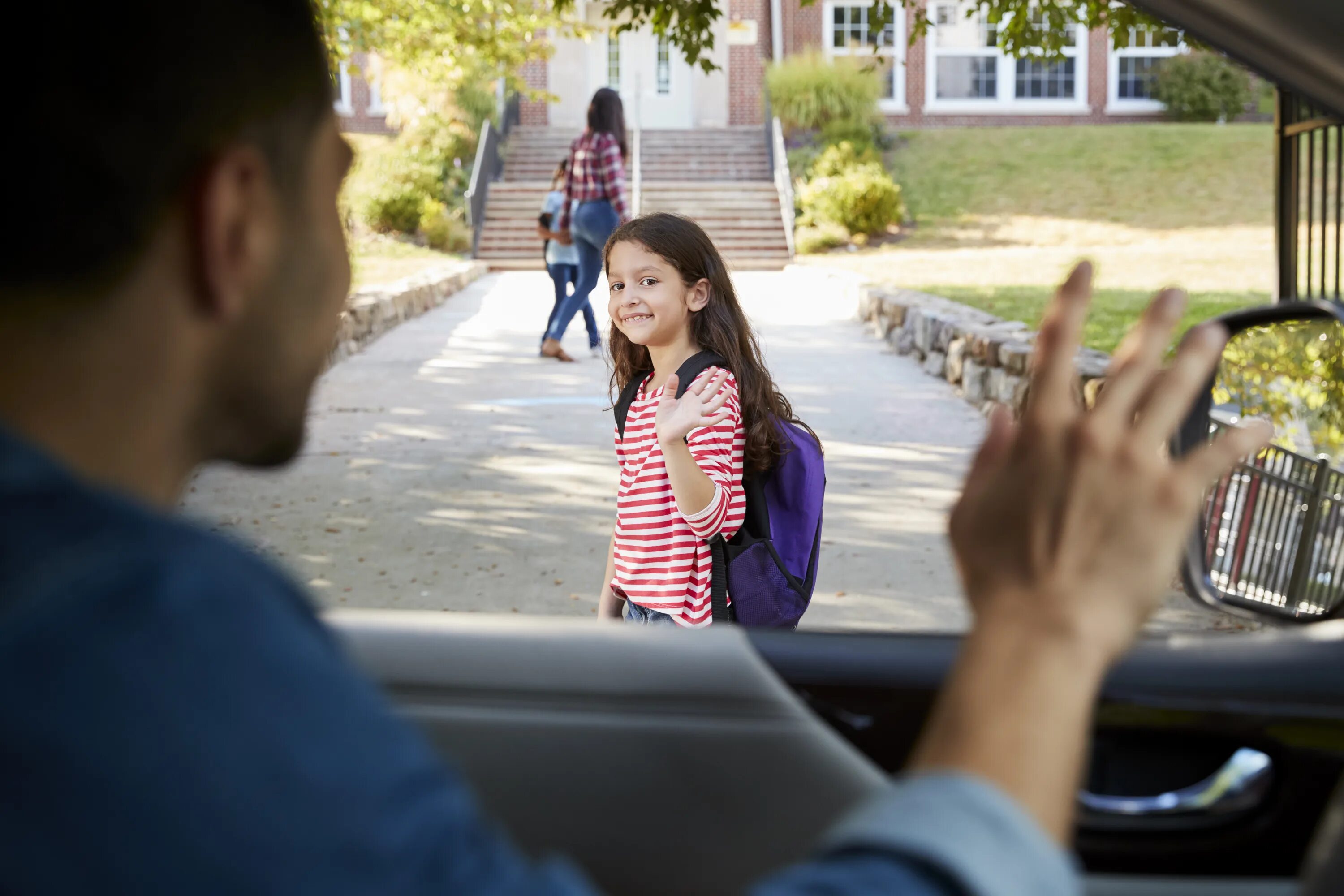 Отвозит детей в школу женщина. Parents take children to School. Parents taking their children to School. Parents take children to School by car.