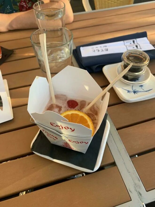 принеси напитки. со своей едой и напитками. принеси напитки. официант с подносом напитков. кафе три карася ровно.