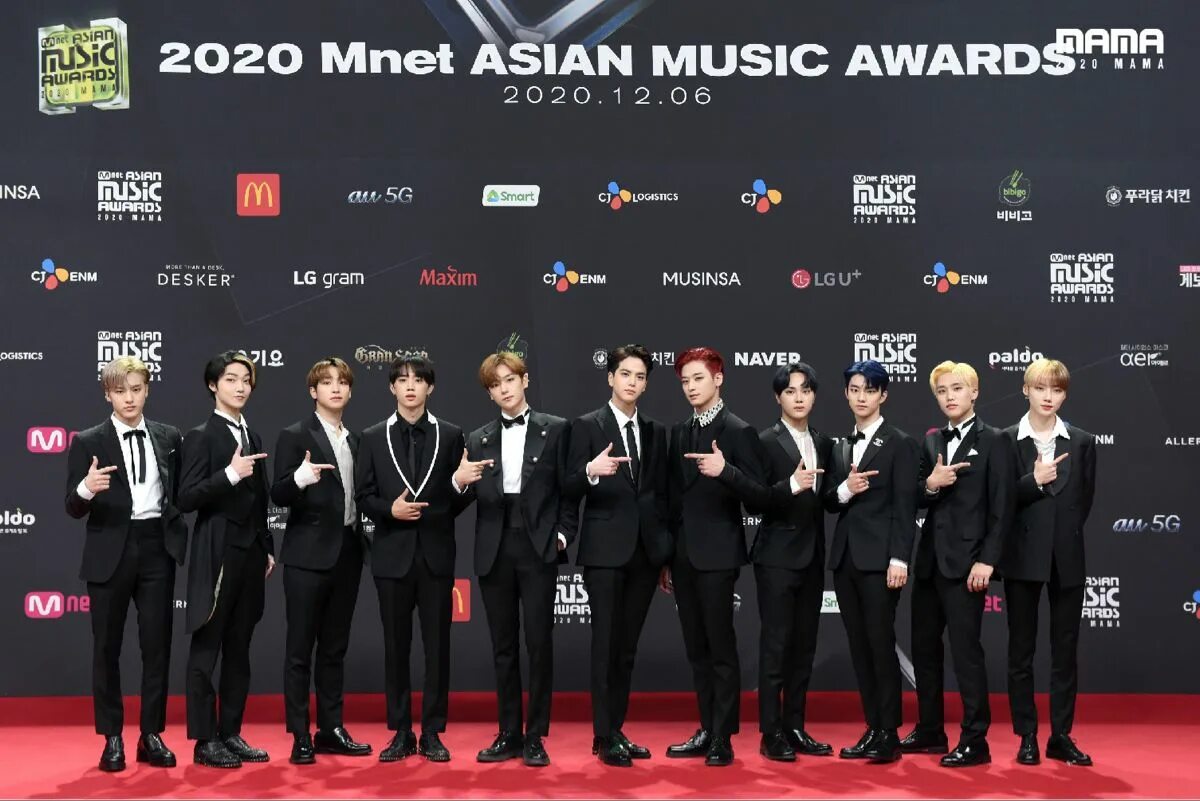 Shining awards голосование лучший айдол 2024. Stray Kids mama 2020 награды. Stray Kids на премии. Mnet Asian Music Awards BTS. БТС на премии мама 2020.