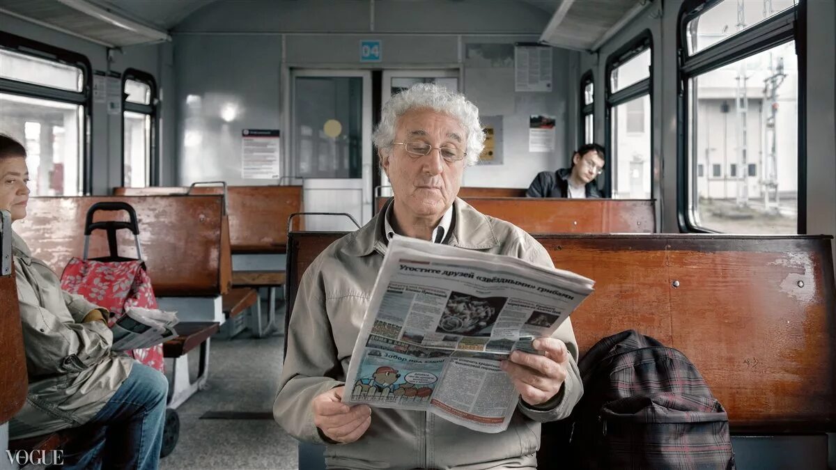 Пенсионеры в электричке. Пенсионеры в поезде. Люди в электричке. Чтение в электричке.