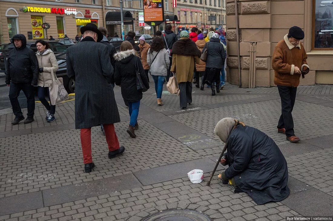 Не помогайте люди странам. Нищий на улице. Нищие в Москве. Подаяние нищему. Старушка попрошайка.