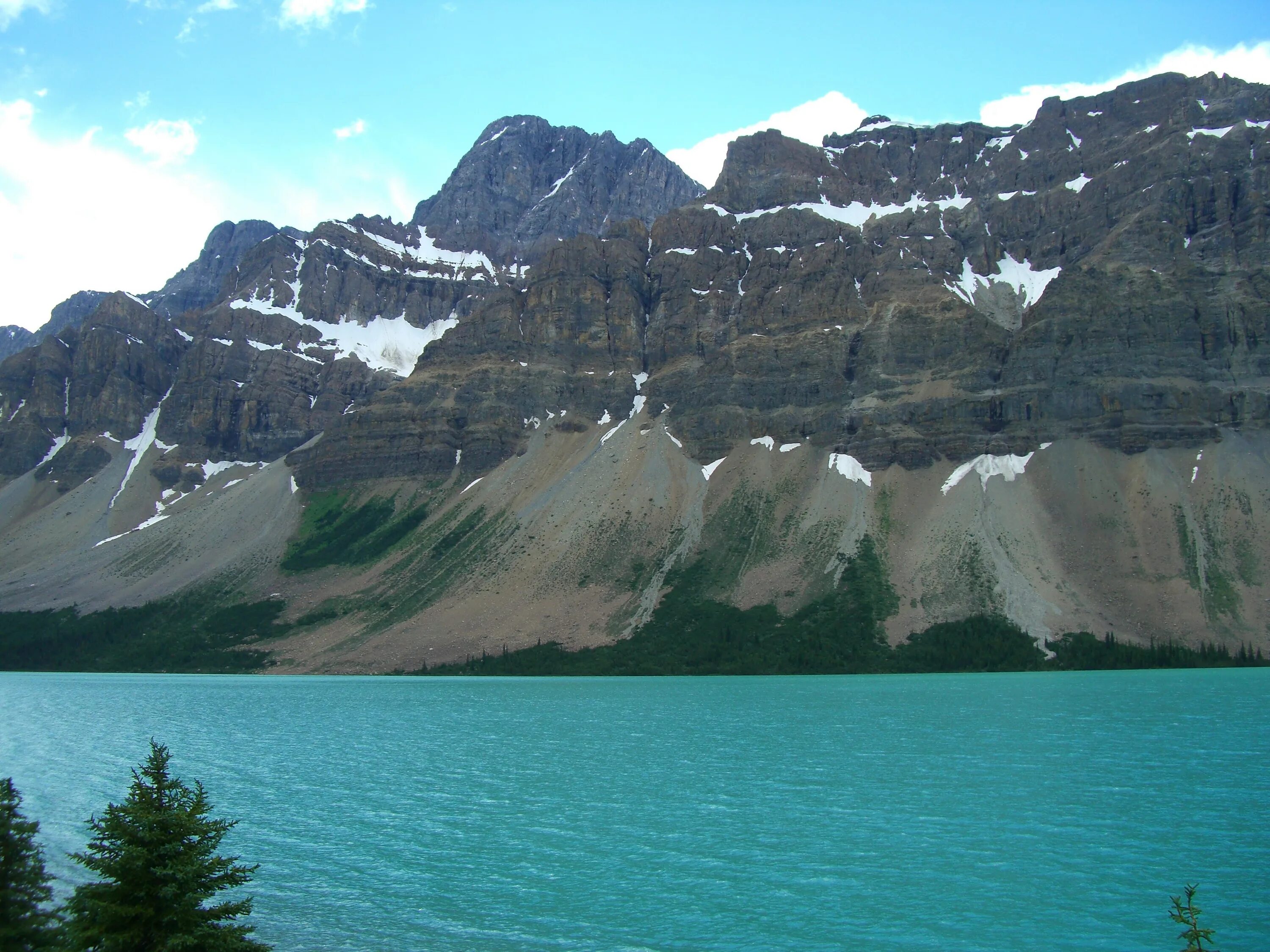Высота рельефа озера. Горные хребты в Канаде. Прибрежные горы. Фьорды Канады. Горный хребет у моря.