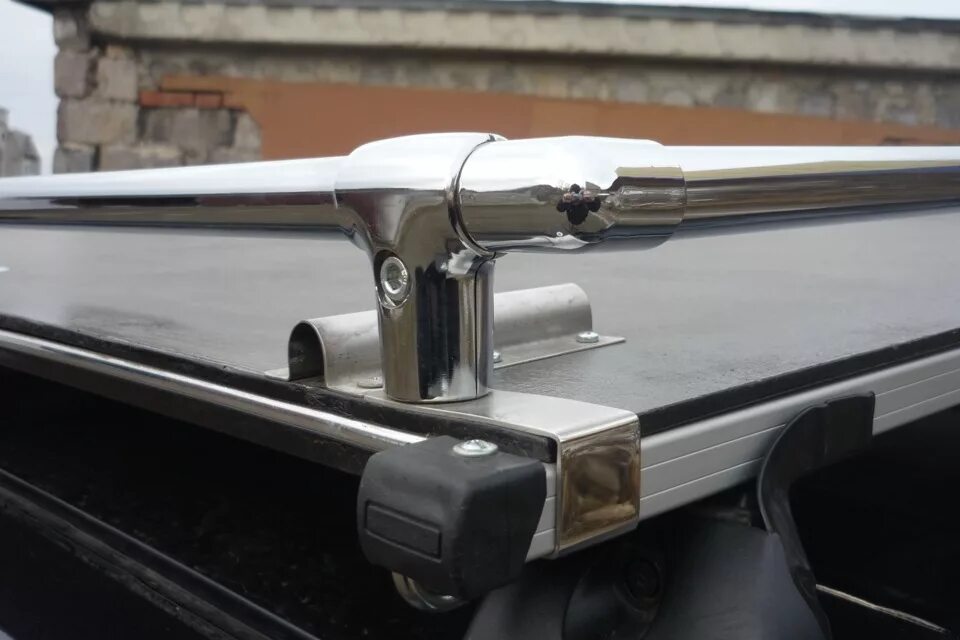 784 thule. Багажник поперечины на рейлинги. Thule багажник на рейлинги автомобиля. Крепление для багажника на крышу пежо 307. Крепление поперечины багажника.