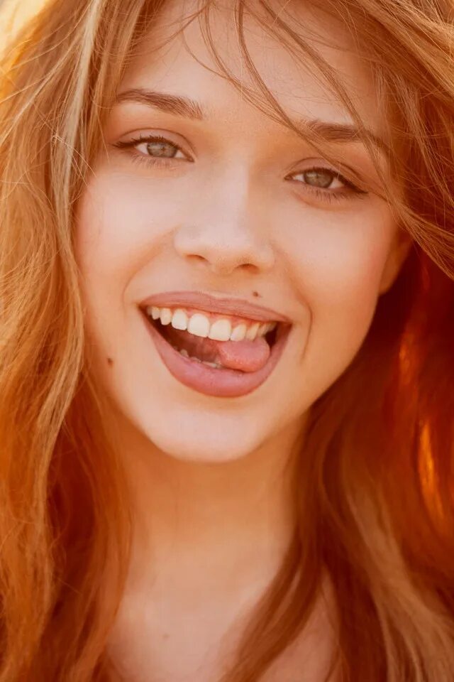 девушка с высунутым языком. девушка с высунутым языком. девушка открыла рот. женщина с открытым ртом. селфи с языком девушки.