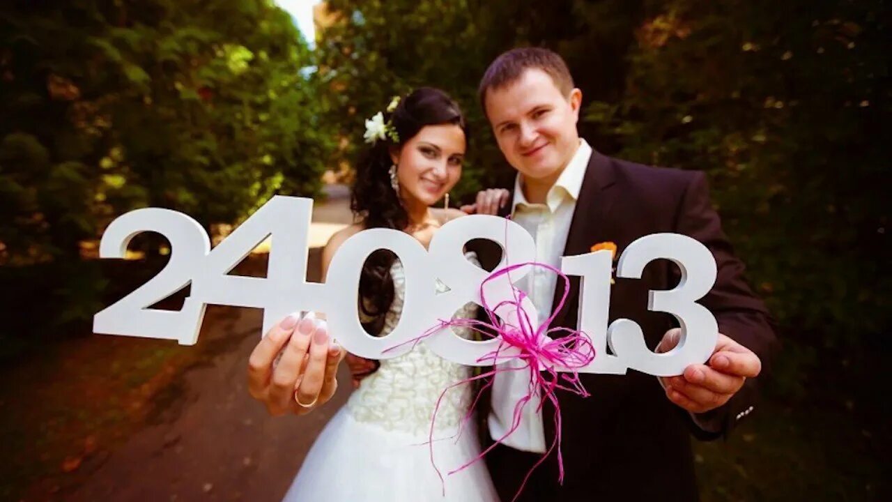 Сделать фамилию. Буквы из пенопласта на свадьбу. Буквы на свадьбу для фотосессии. Дата свадьбы из дерева для фотосессии.