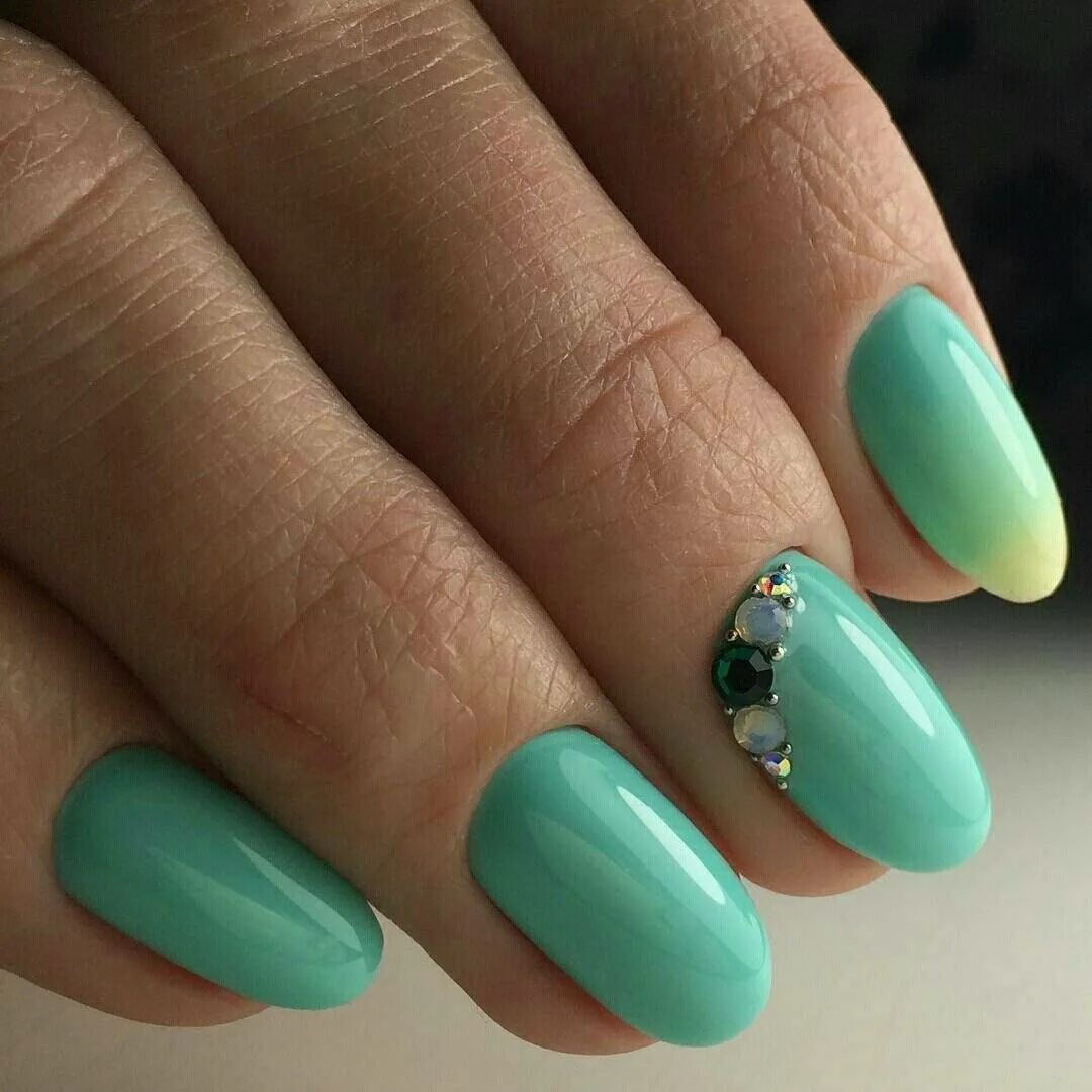 Мятный маникюр. Мятные ногти дизайн. Мятные ногти дизайн. Маникюр мятного цвета. Мятный маникюр на короткие ногти 2022.