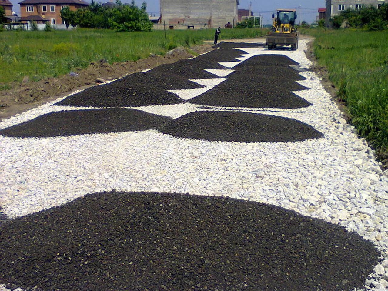 Укладка асфальтовой крошки в москве и московской. Расклинцовка щебня. Дороги с асфальтной крошкой. Асфальтная крошка ЩМА. Асфальтная крошка Батырево.