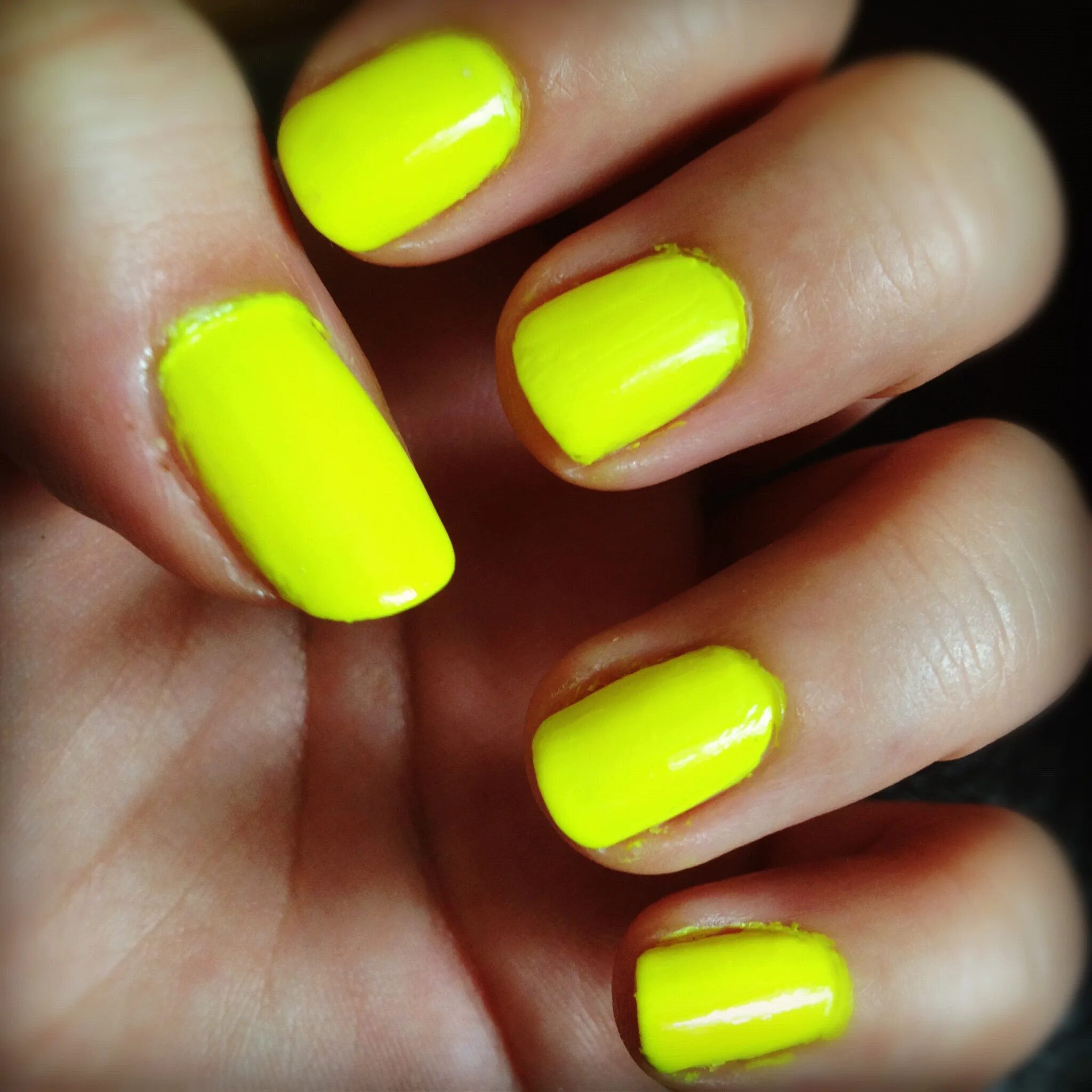 Яркие цвета ногтей. Желтые ногти. Яркий желтый маникюр. Ярко желтые ногти. Кис желтый