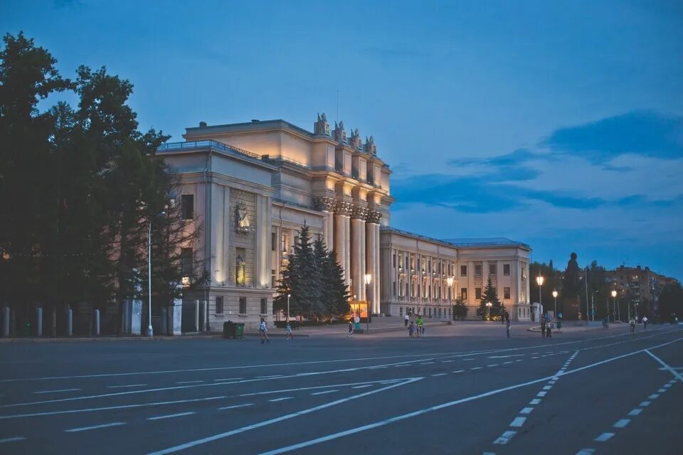 Площадь Куйбышева Самара. Площадь Куйбышева в Самаре самая большая. Площадь Куйбышева Самара самая большая в Европе. Сквер площади Куйбышева Самара.