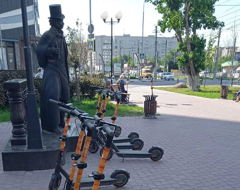 Охранники в энгельсе. Пушкина Энгельс. Город Энгельс достопримечательности. Памятник Пушкину в Саратове. Электросамокаты для охранников.