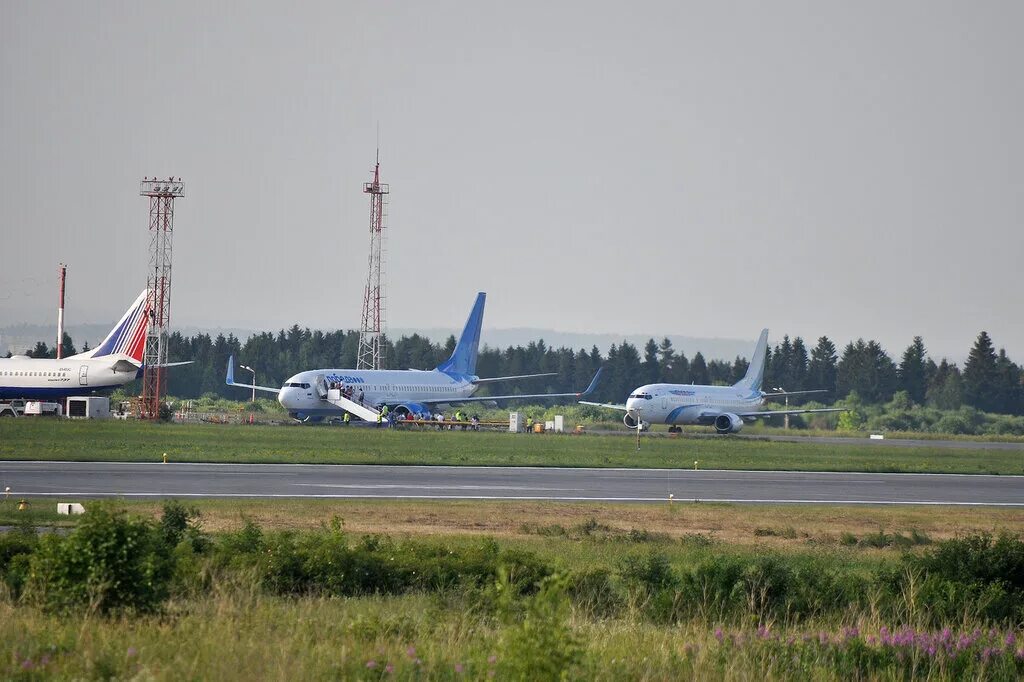 Самолетов аэропорт большое савино. Пермь аэропорт ВПП. ВПП большое Савино. Магнит большое Савино. Аэропорт большое Савино памятник медведю.