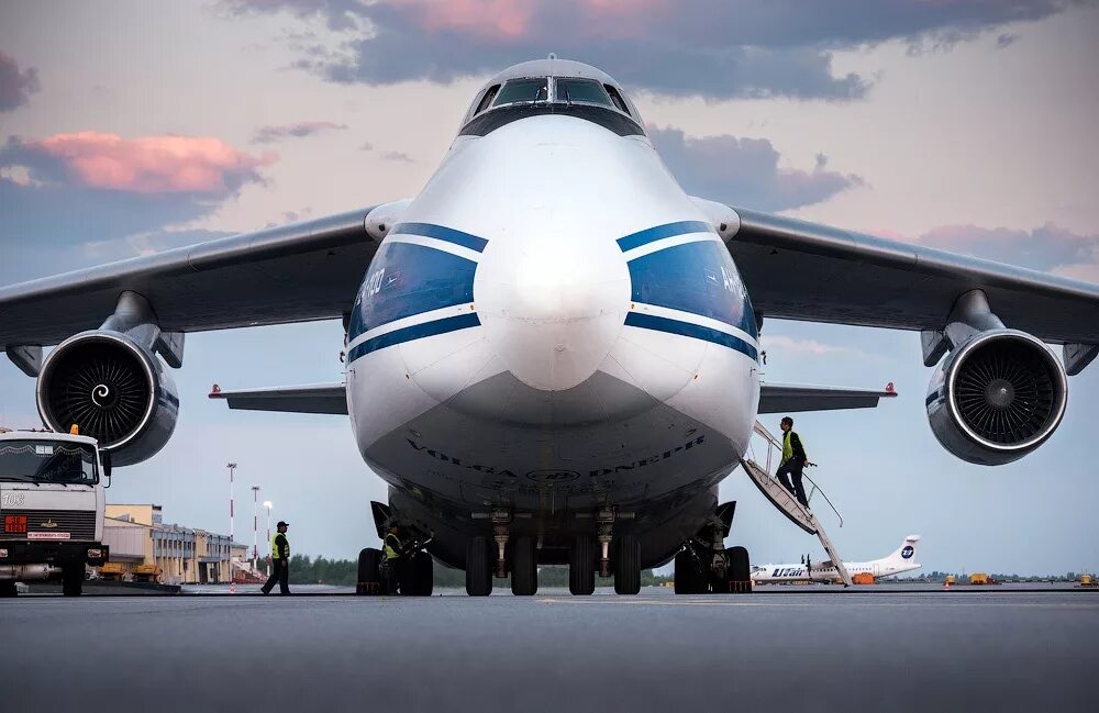 Первый грузовой самолет. Грузовой самолёт АН-124. С124.