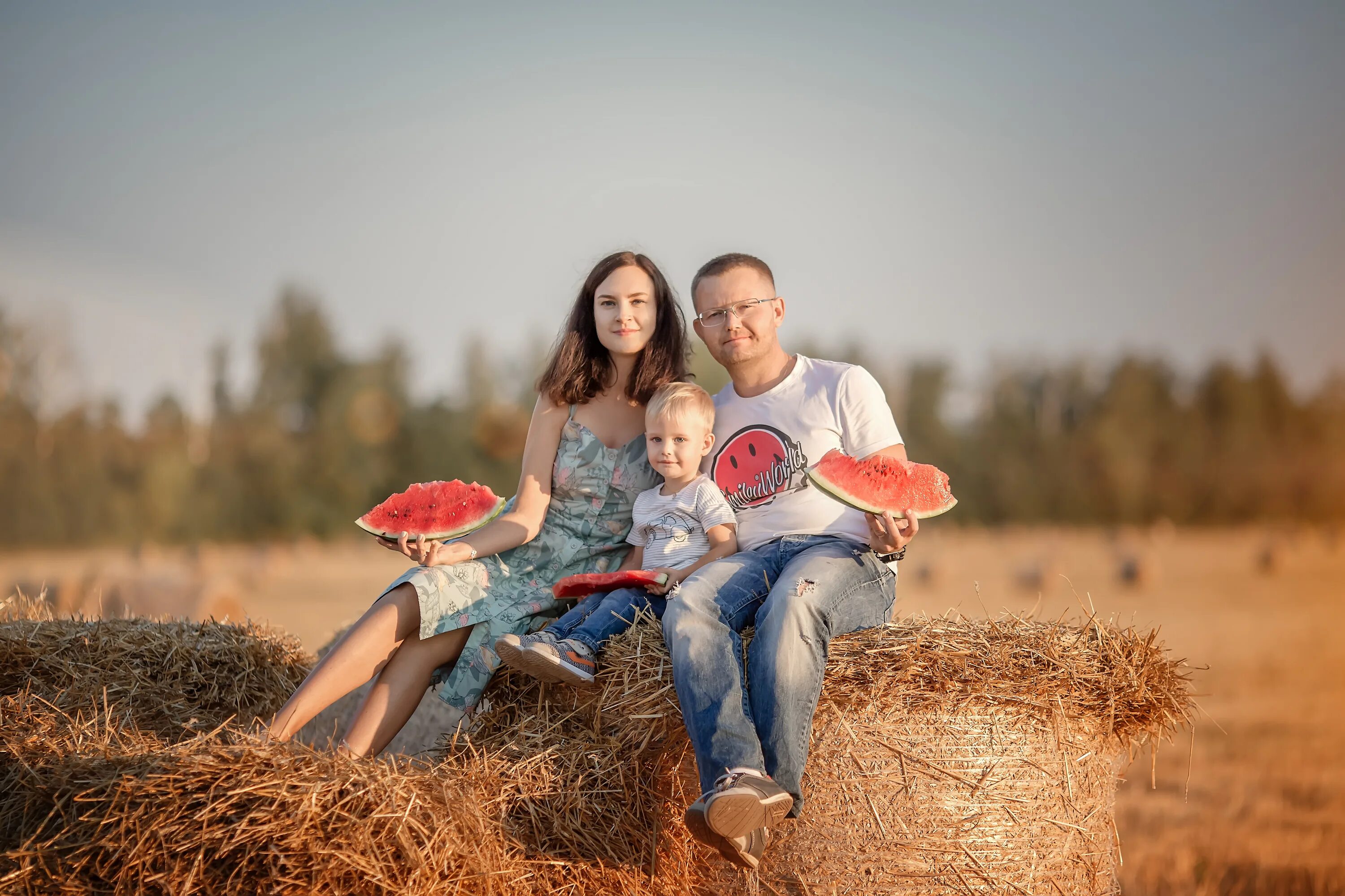 Год семьи одноклассники. Фотосессия семьи на природе. Семейная фотосессия на природе летом. Летняя фотосессия на природе семьей. Фотосессия семейная лето на природе.