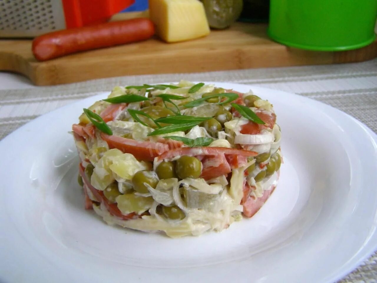 Охотничий салат с копченой колбасой