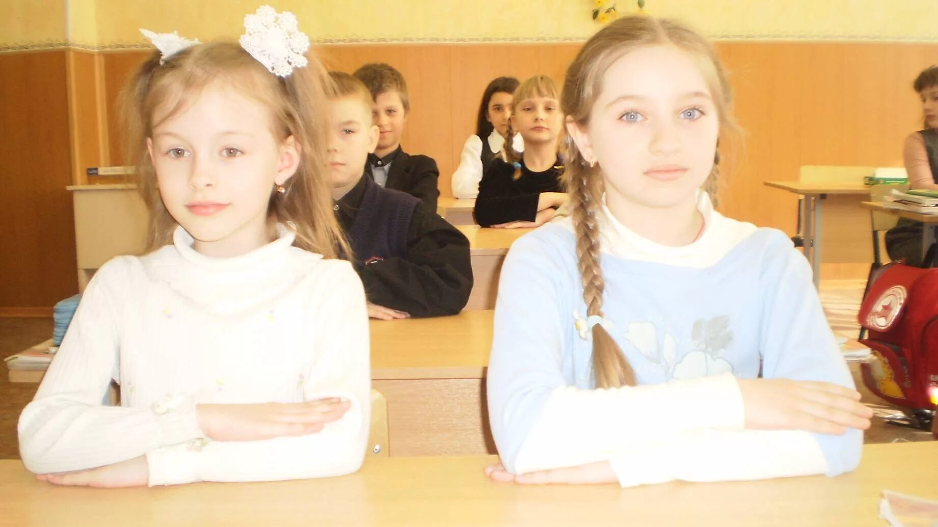 Дети сидят за партой. Девочка за партой. Девочка в школе за партой. Девочка сидит в классе.