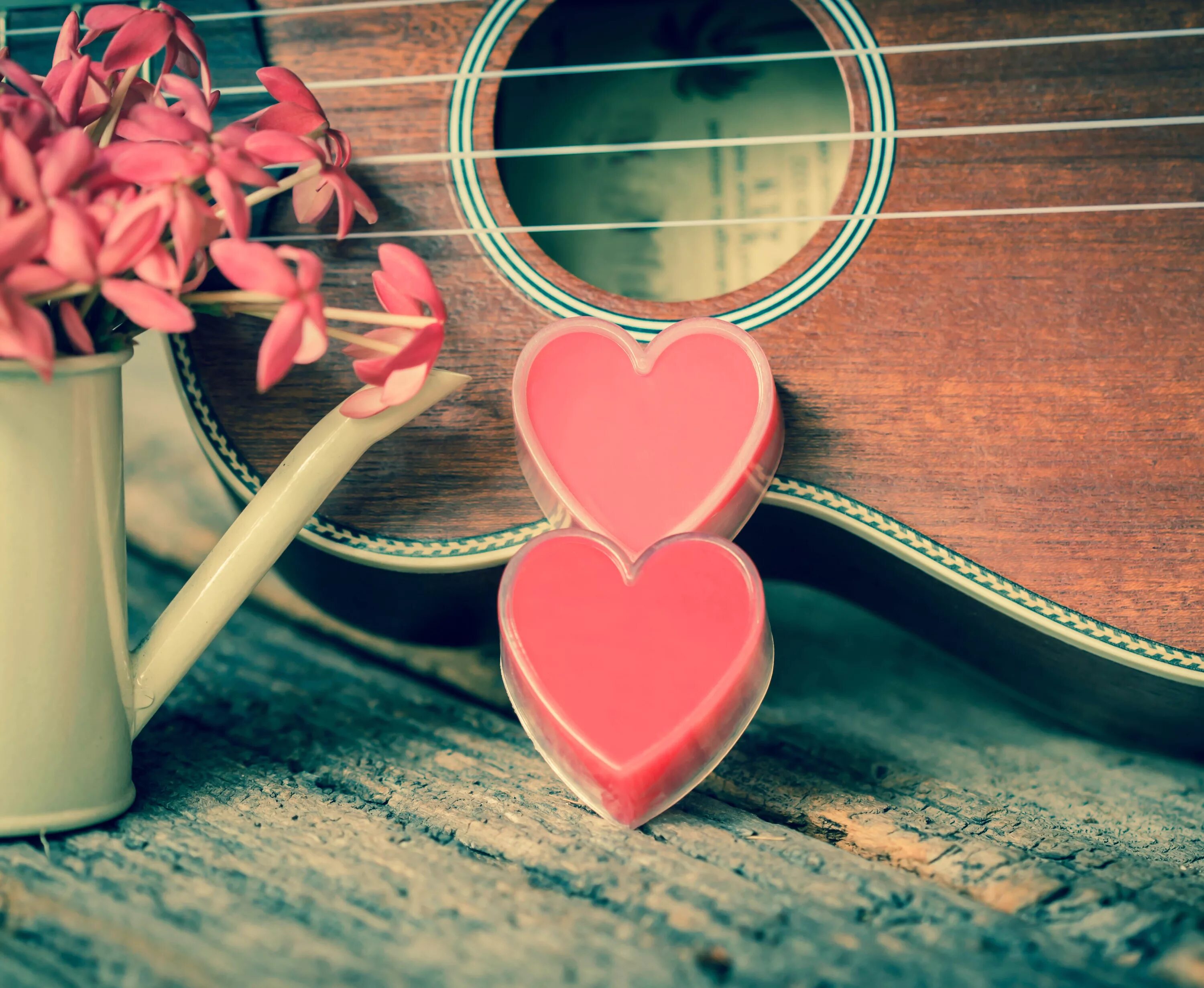Включи сердечки музыку. Гитара сердечко. Романтическая гитара. Музыкальное сердечко. Романтичное сердце.