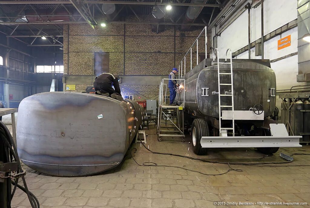 Вологодские машины цистерны. Цистерны на заводе. Молоковоз с несколькими цистернами. Кмз молоко цистерна. Кмз молоко цистерна.