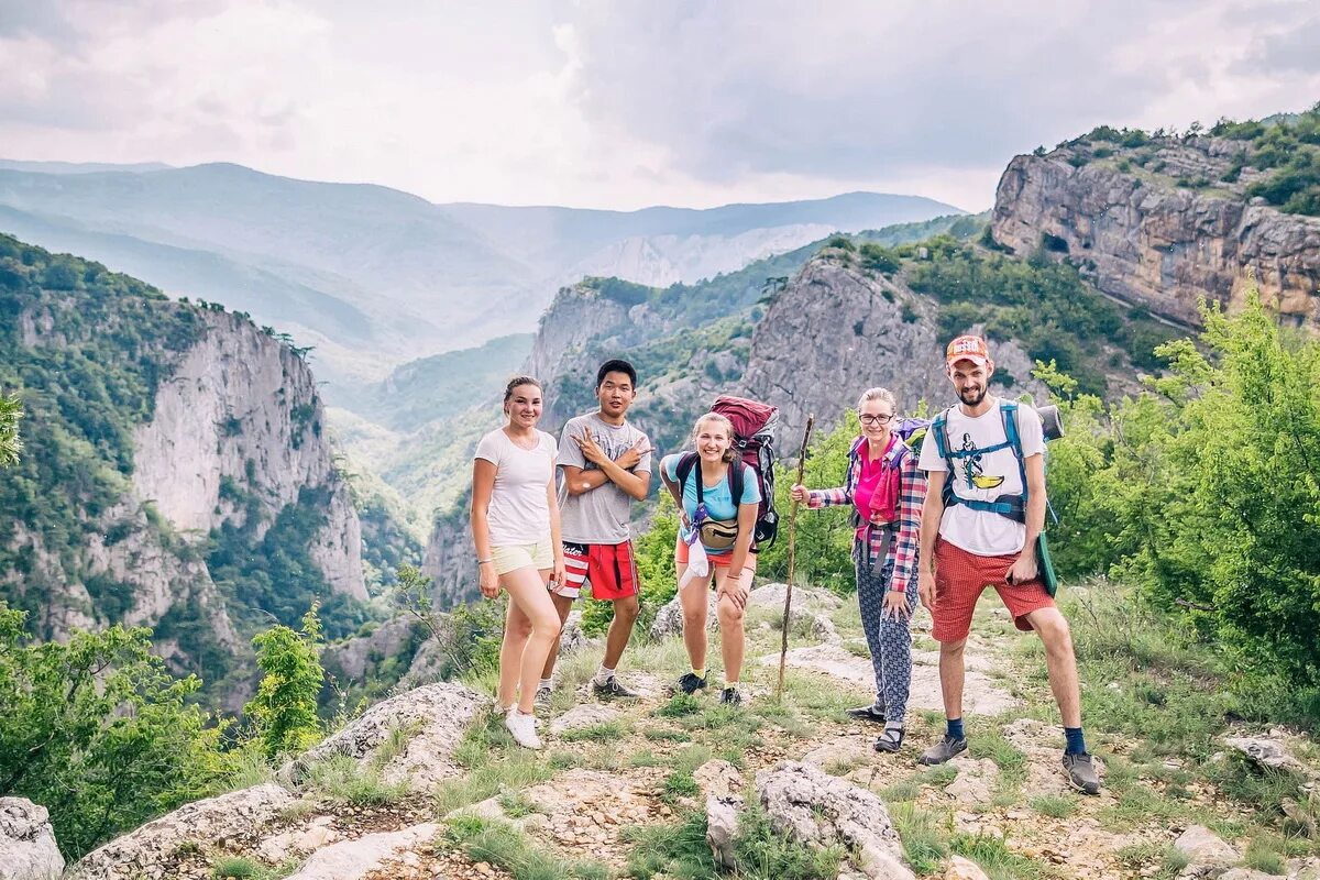 Крым экскурсия в горы каньон. Ликийская тропа поход. Экскурсии в большой Крымский каньон. Туристы в горах Крыма. Туры выходного дня по россии