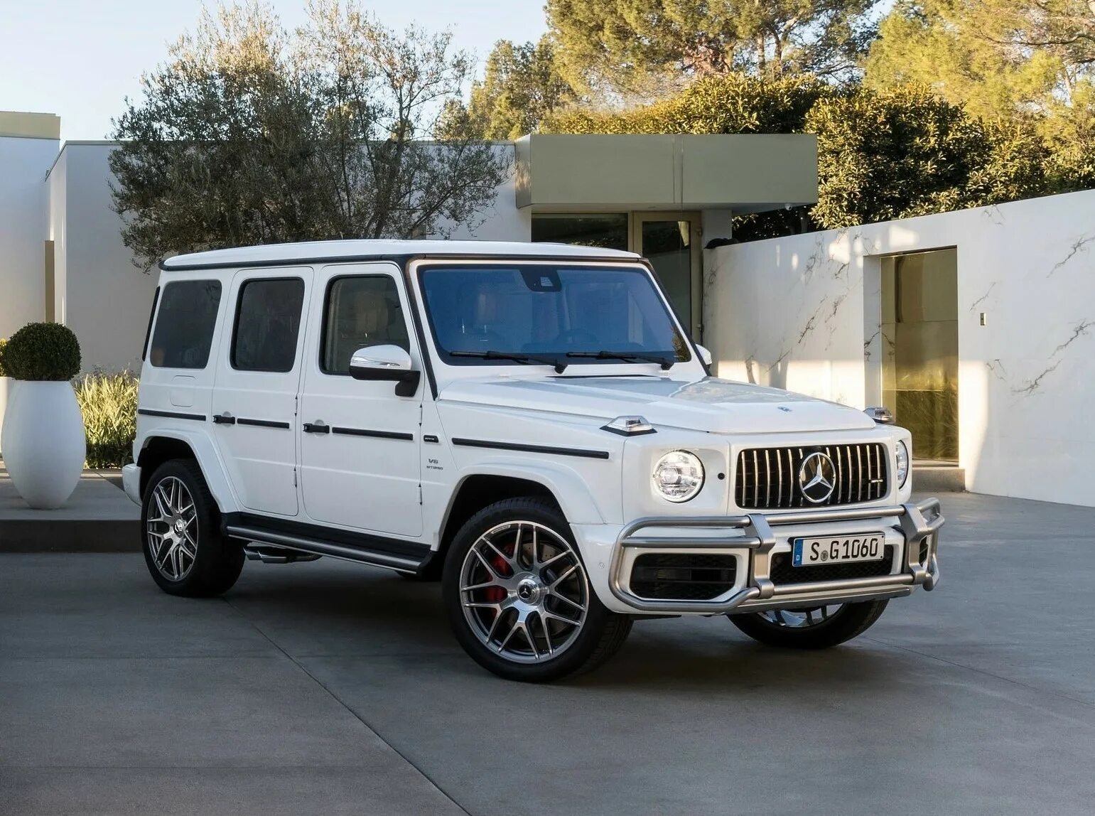 Мерседес g amg. Mercedes g63 AMG 2019. Мерседес-Бенц g 63 AMG белый. Мерседес g63 белый. Мерседес Бенц g 63 AMG 2021.