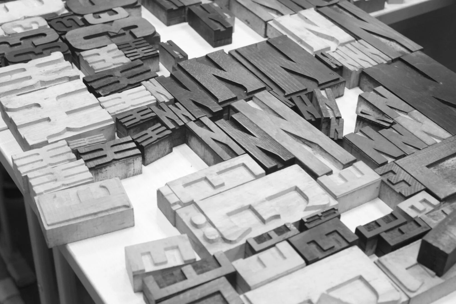 Золотая литера ч. Литеры 2023. Металлические литеры. Металлические литеры. Металлические наборные литеры гуттенберга.