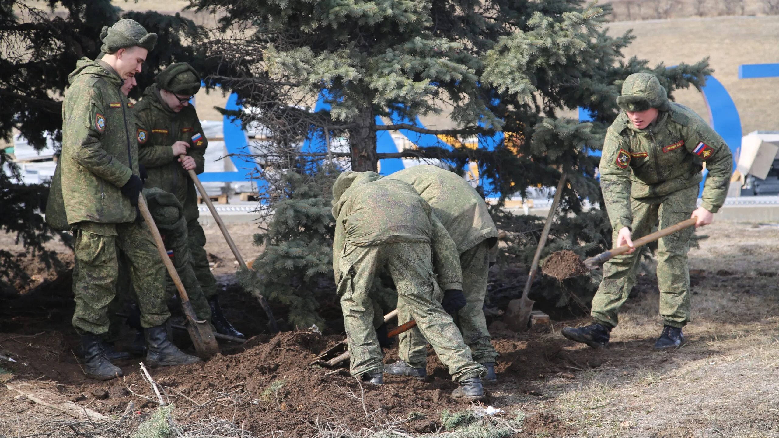 2 новости события факты. Солдат с лопатой.