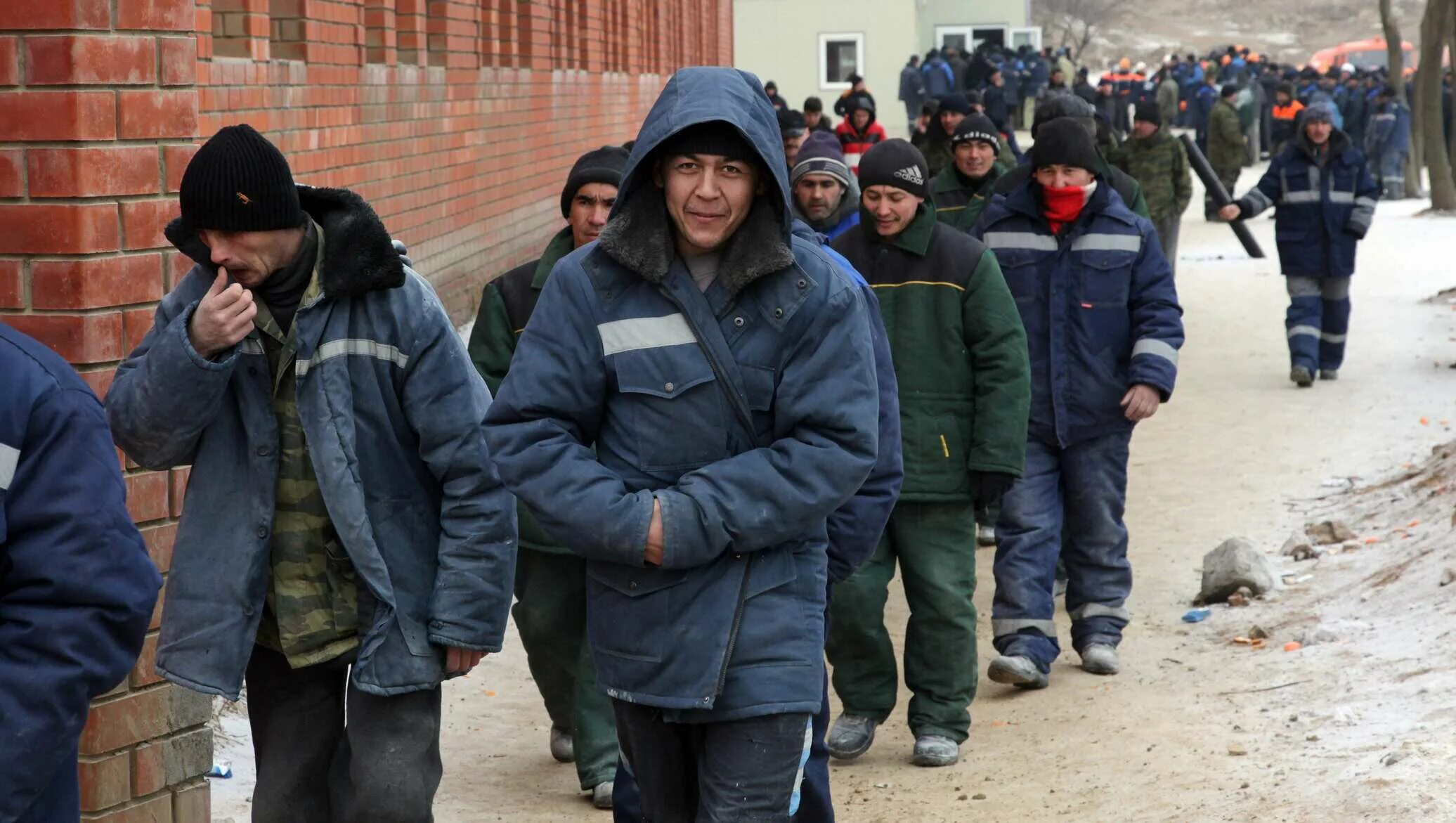 Таджик мигрант. Мигранты в Москве. Гастарбайтеры из Узбекистана. Трудовые мигранты. Толпа таджиков.