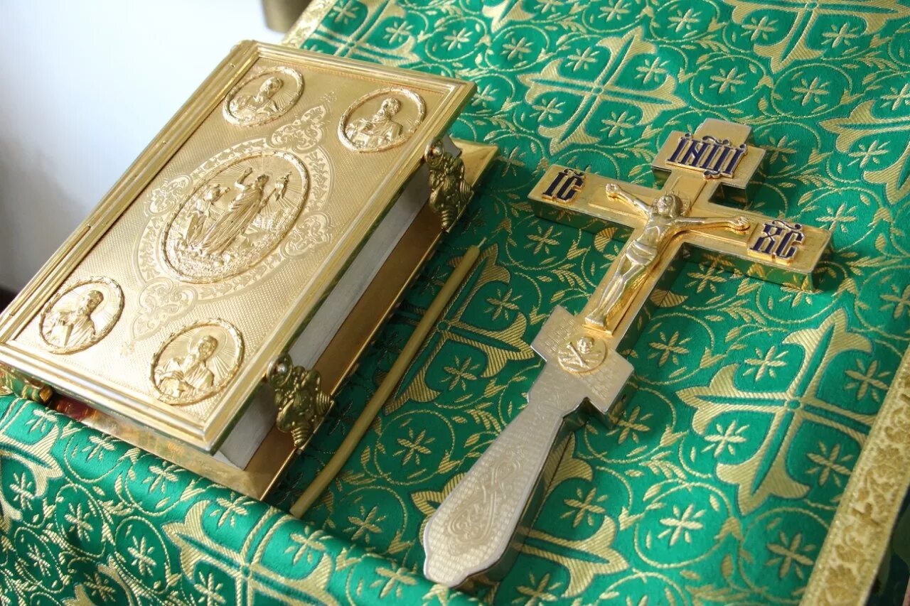 Крест и евангелие на исповеди. Крест и евангелие на аналое. Аналой для исповеди. Священное евангелие напрестольное. Евангелие напрестольное ортодокс.