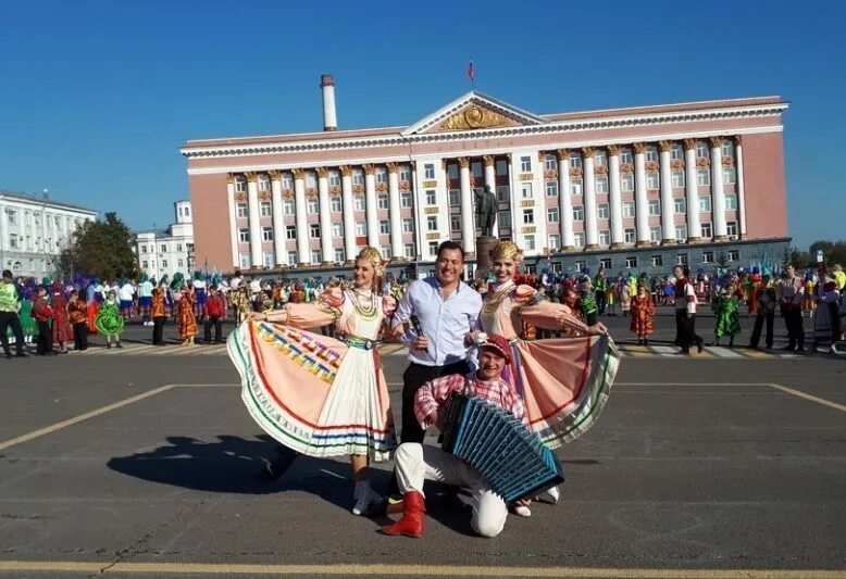 Тимоня Курск рекорд. Тимоня в Курске на красной площади. Курск красная площадь Тимоня танец. Курская Тимоня танец.