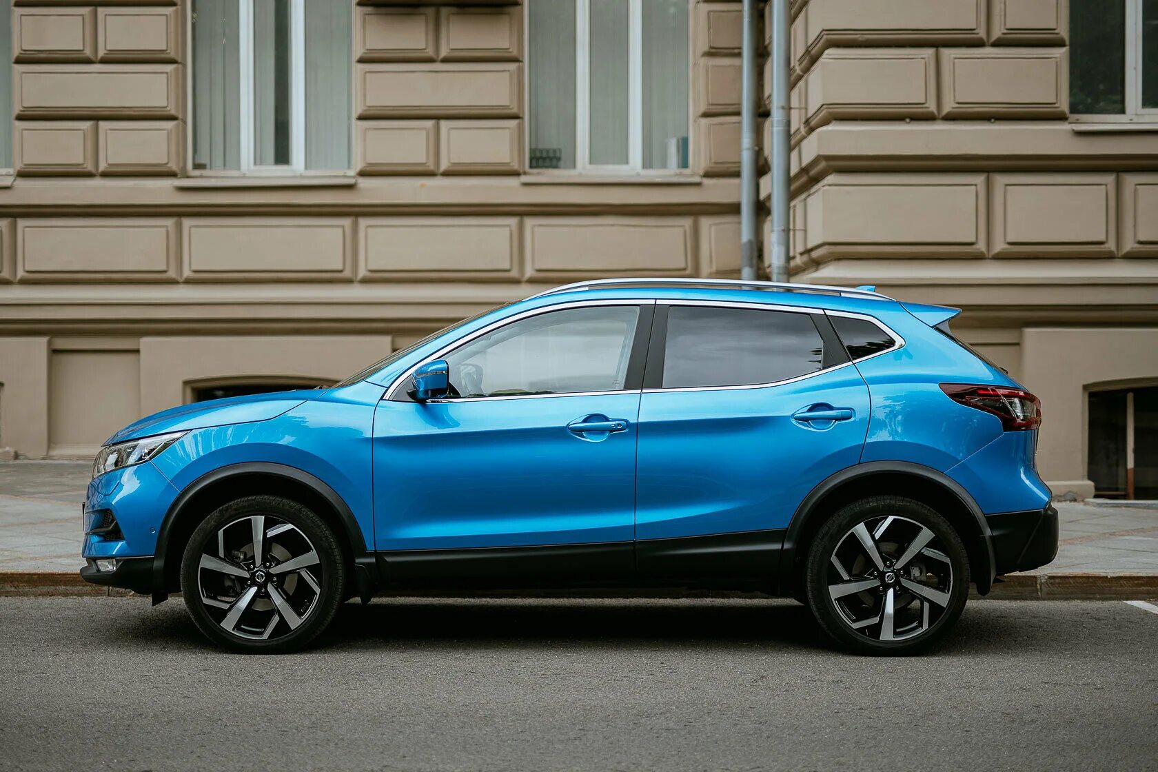 Купить б/у Nissan Qashqai, II Рестайлинг Бензин Вариатор в Москве, Черный Внедор