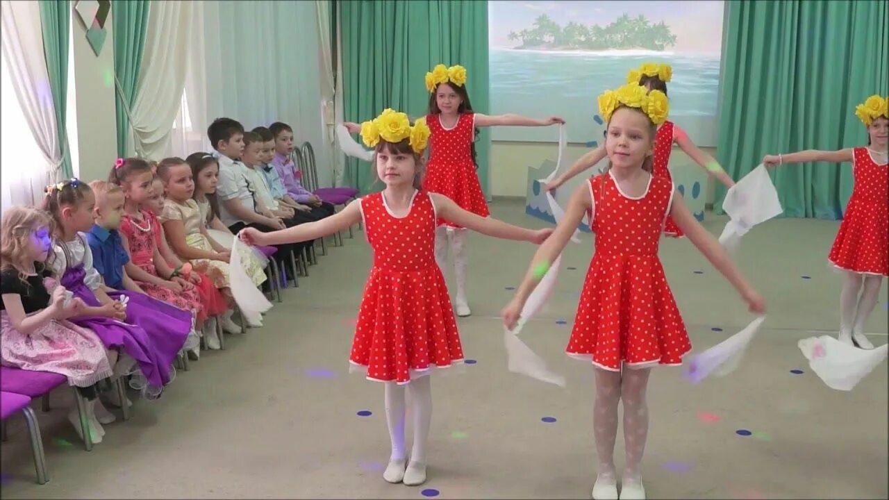 Танец с платками в детском саду. Танец с платком для детей. Платочки для танцев. Платочки для танцев в детском саду.