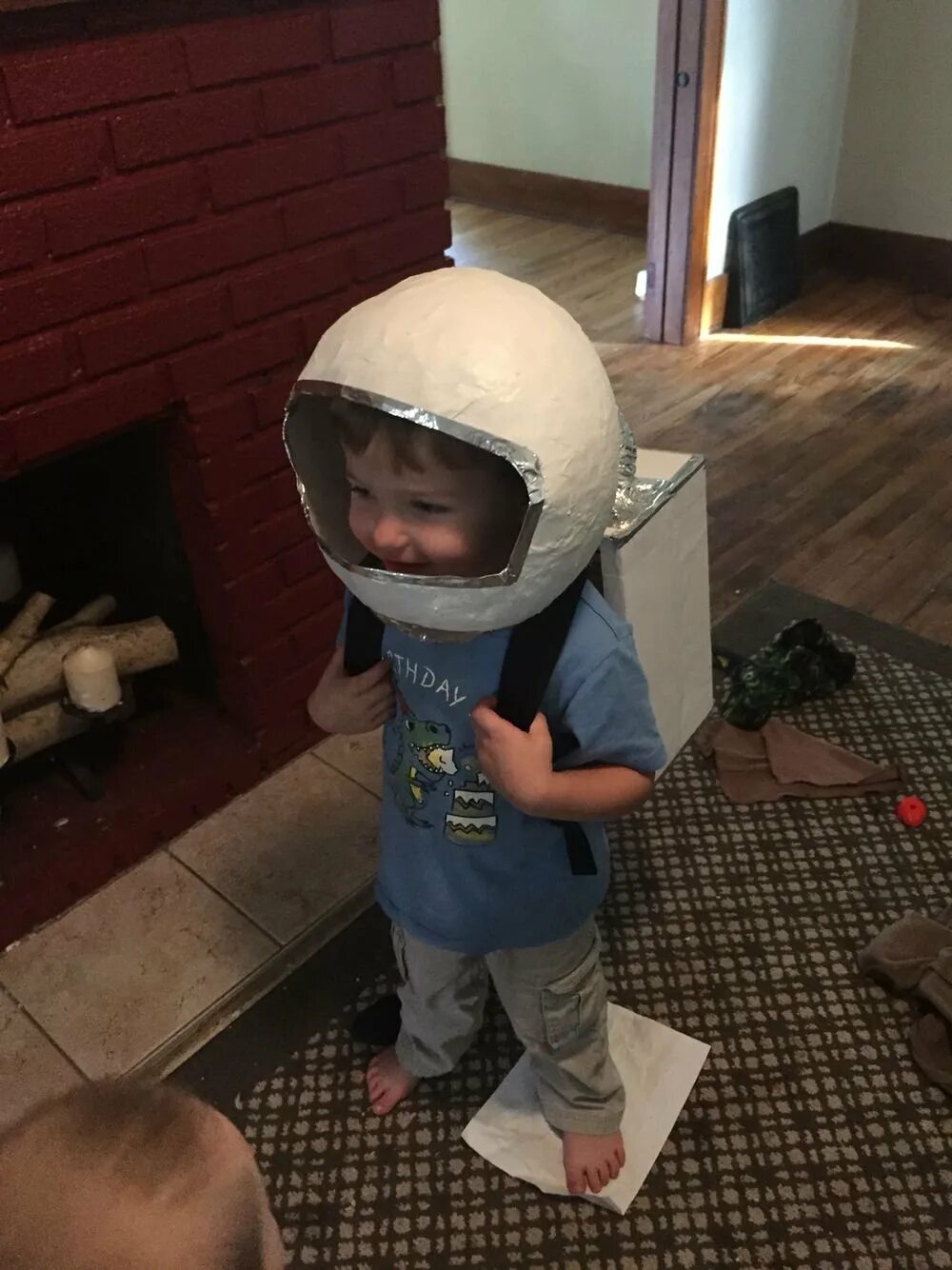 Шлем космонавта детский своими руками для ребенка. Космический шлем. Космический шлем для ребенка. Картонный шлем Космонавта для ребенка. Шлем Космонавта.