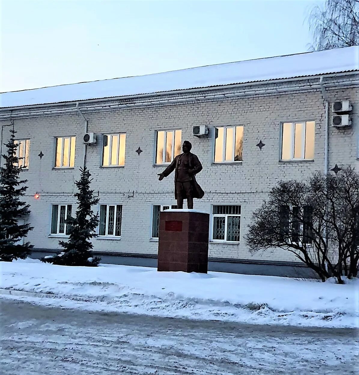 Киров закамск. Памятник Кирову. Достопримечательности Закамска. Достопримечательности Закамска Пермь. Пермь Закамск архив.