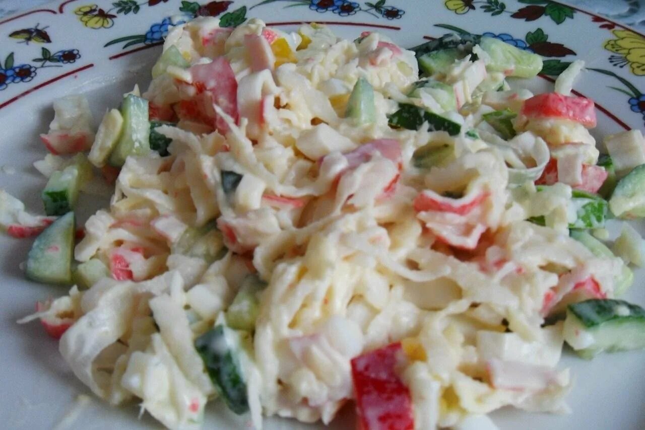 Рецепт крабовых палочек с огурцом. Салат с крабовыми палочками и пекинской капустой. салат с пекинской капустой и крабовыми палочками и огурцом. салат с крабовыми палочками и капустой. салат из крабовых палочек с огурцом и сыром.