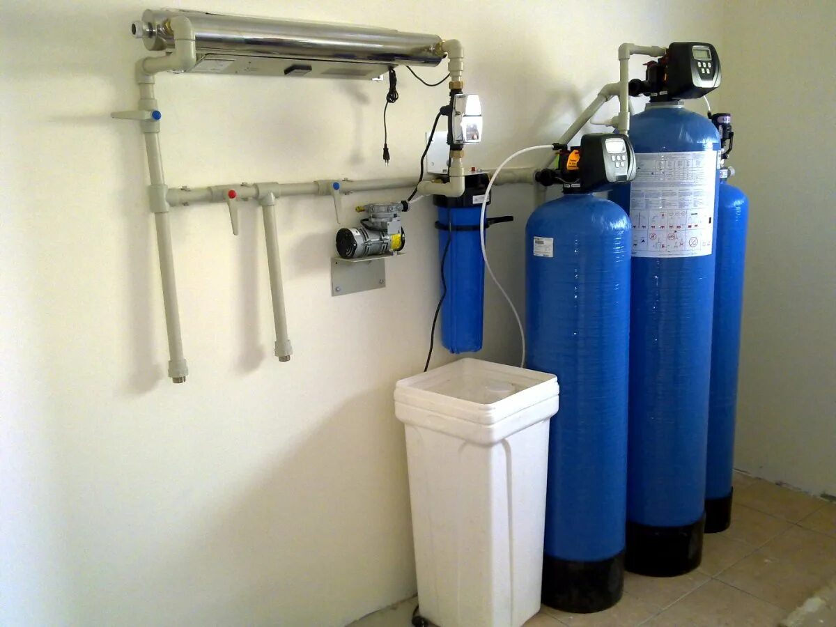 Хорошие фильтры для воды из скважины. Система обезжелезивания воды для скважины. Фильтр обезжелезиватель для воды из скважины. Система фильтров для очистки воды из скважины. Система фильтрации для скважины.