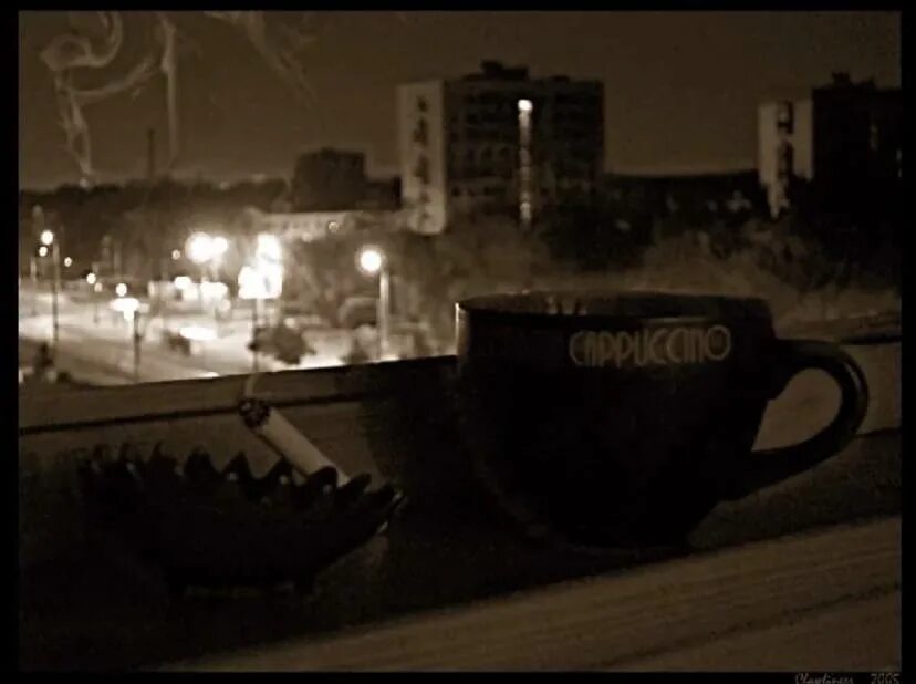 Night cup. Ночь кофе сигареты. Чашка кофе ночью. Ночной кофе. Кофе и сигареты на балконе.