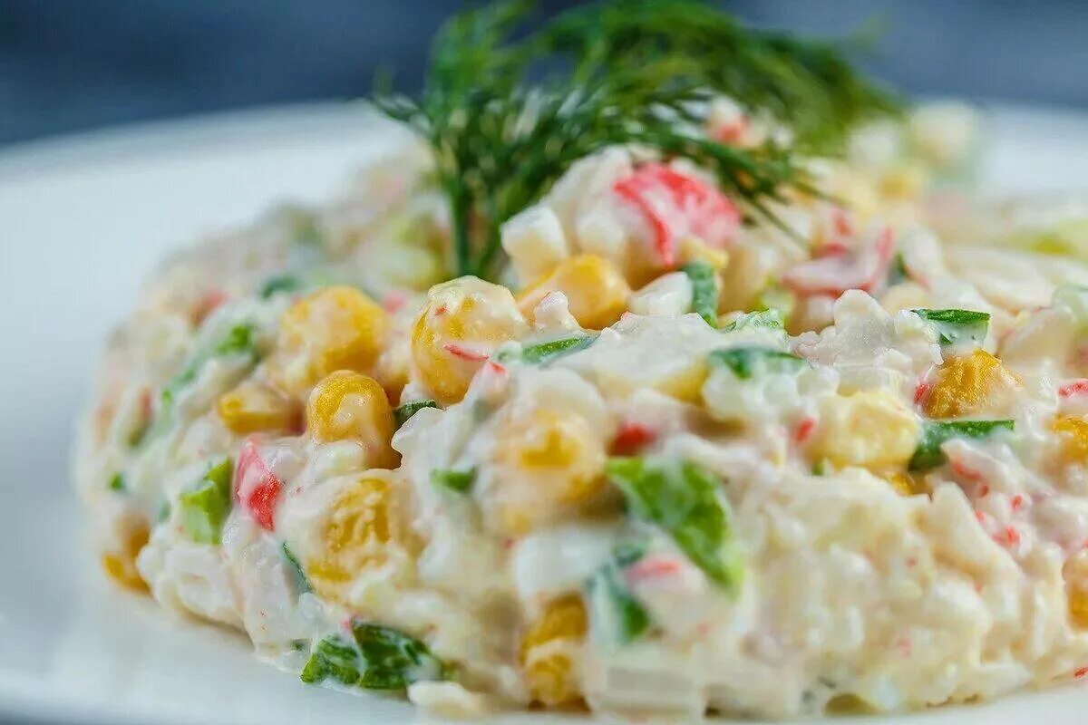 Салат с краьовыми палками. Салат скрбовыми палочками. Салат с крабовыми палочками и кукурузой и рисом. Салат с коабовыми радосеамт. Рис с крабовыми палочками.