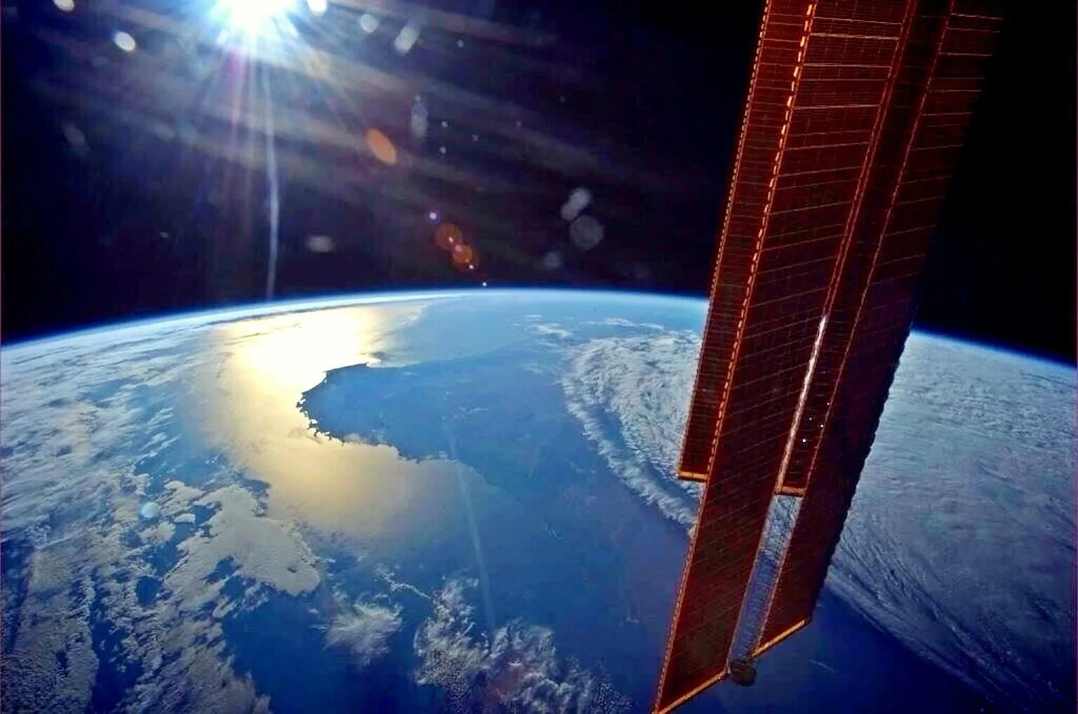 Вид земли из космоса. Красивый вид земли из космоса. О земле и космосе. Вид земли с орбиты.