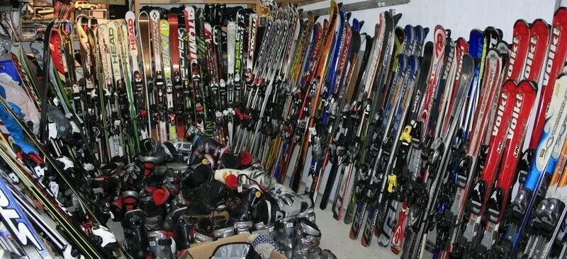 магазин лыж. сноуборд (спортивный инвентарь). горные лыжи. магазин лыж. спортивный инвентарь лыжи.