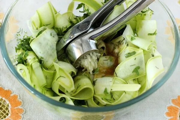 Кабачки с уксусом и чесноком быстрого приготовления. Маринованные кабачки слайсами. кабачки с уксусом и чесноком. маринованные кабачки быстрого приготовления.