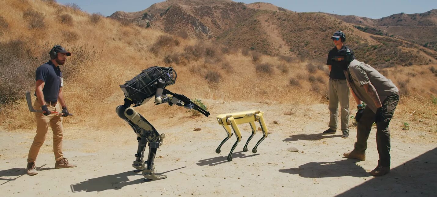 Нападение роботов. Boston Dynamics роботы. Бостон Дайнемикс боевой робот. Бостон Динамикс военные роботы. Бостон Динамикс человек и робот.