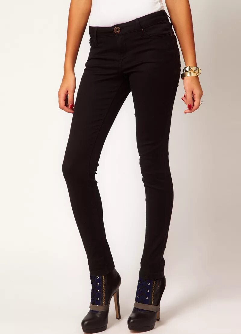 Лучшие черные джинсы. Чёрные джинсы женские. Темные джинсы женские. Чёрные узкие джинсы женские. Женские джинсы черные зауженные.