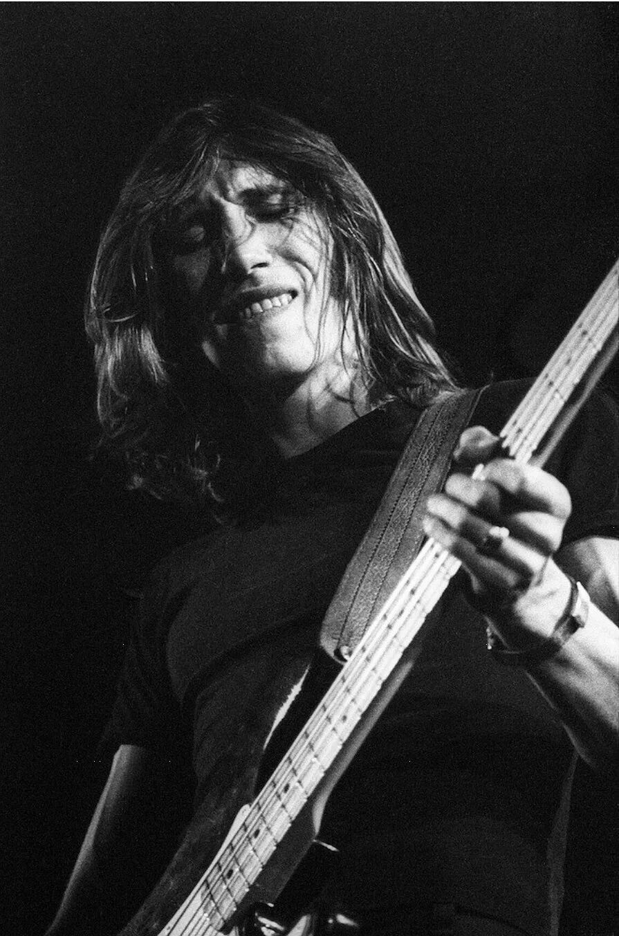 Пинк 1973. Роджер Уотерс 1973. Pink Floyd Роджер Уотерс. Пинк Флойд Роджер Уотерс в молодости. Роджер Уотерс молодой.
